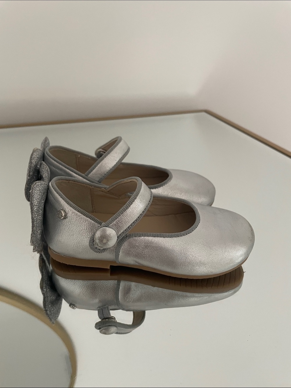 Manuela de Juan Kids Silver Mary Jane Shoes with wing size 21